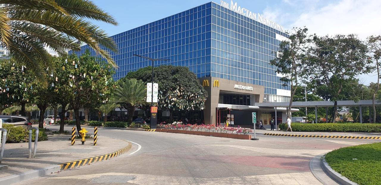 Mactan Newtown Condo With Garden And Ocean View 8Newtown Blvd Lapu-Lapu City Exterior photo